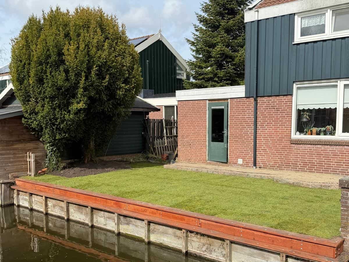 Houten berging en overkapping in aanbouw