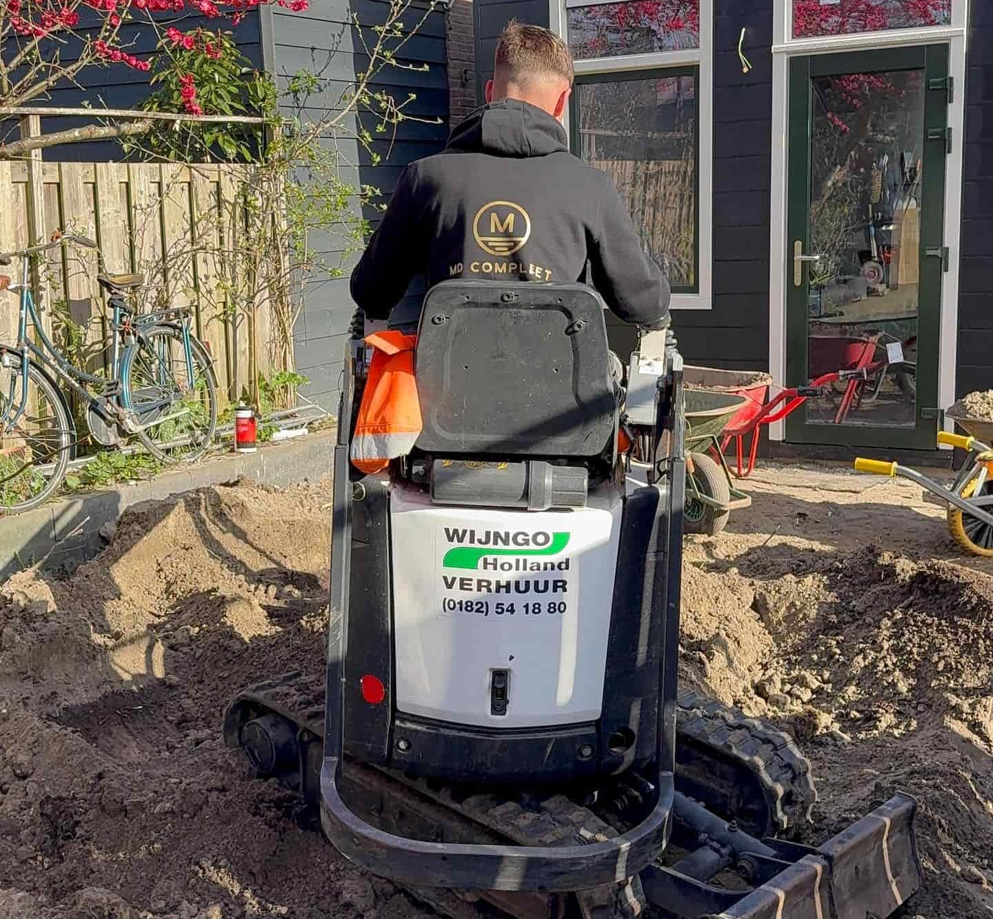 Twee hoveniers maken aantekeningen op een clipboard